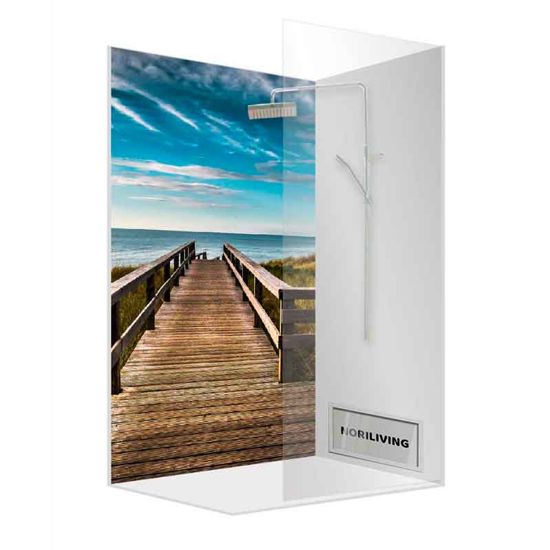 Duschkabine mit Strand-Motiv und moderner Regendusche Duschkabine mit Bild eines Holzstegs zum Strand und integrierter Regendusche
