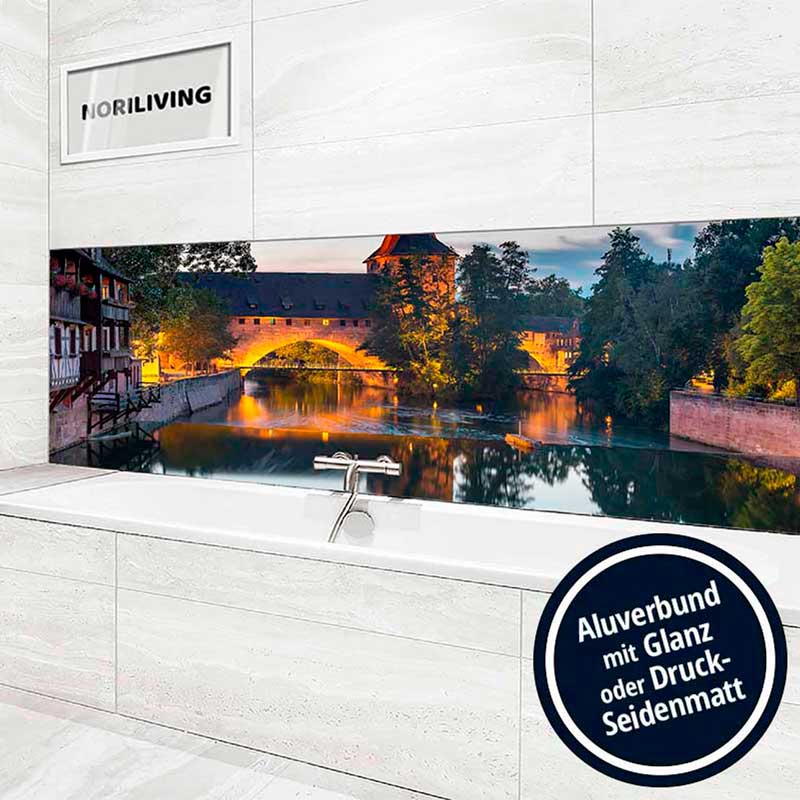 Badezimmer mit einem Aluverbund-Panel, das eine beleuchtete Brücke und Flusslandschaft zeigt