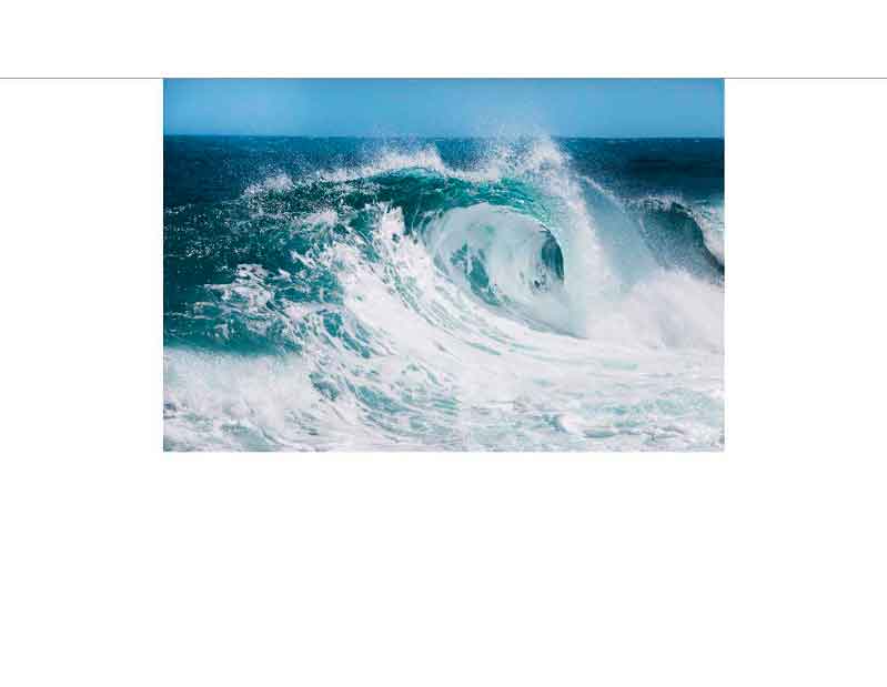 Dramatische Meereswelle im Ozean Große Welle im tiefblauen Ozean, die sich bricht und weiße Gischt bildet