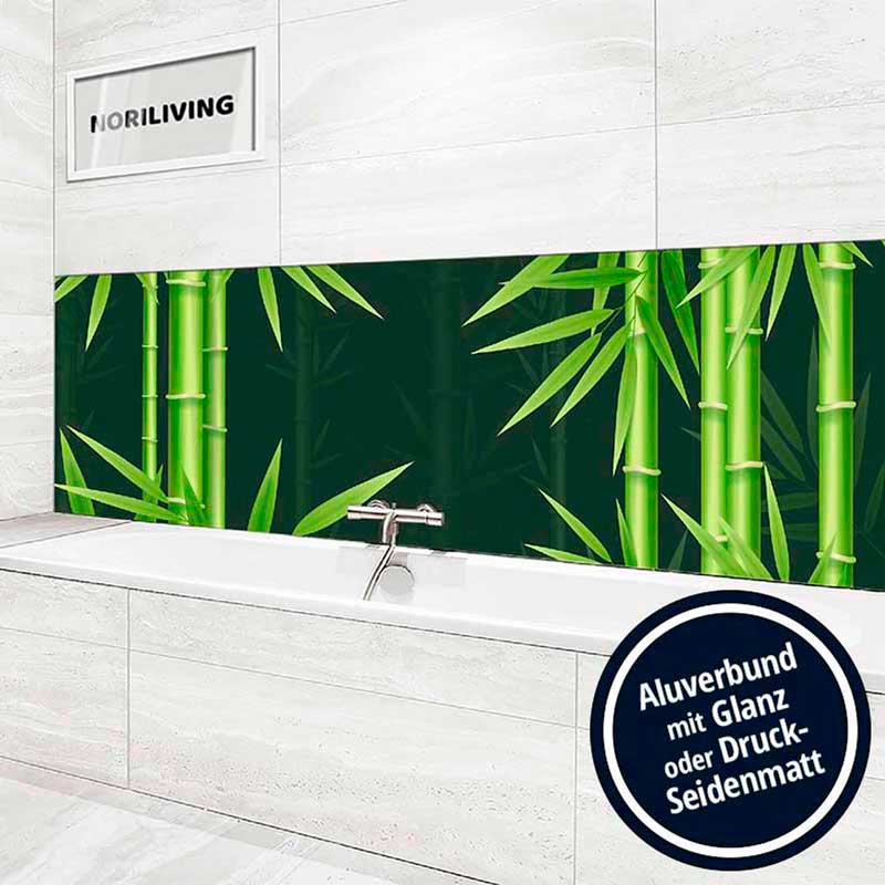 Modernes Badezimmer mit weißer Badewanne und Bambusdesignwand aus glänzendem Aluverbund