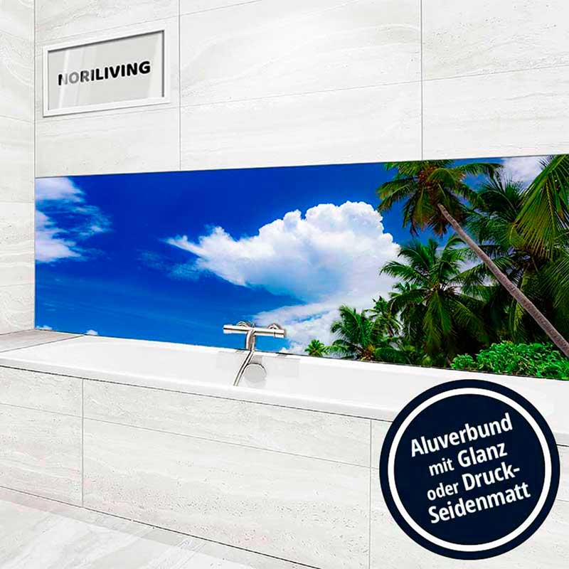 Badezimmer mit einer Badewanne vor einer Wand mit tropischem Fotomotiv aus Palmen und Himmel, bedruckt auf Alubund mit glänzendem oder mattem Finish