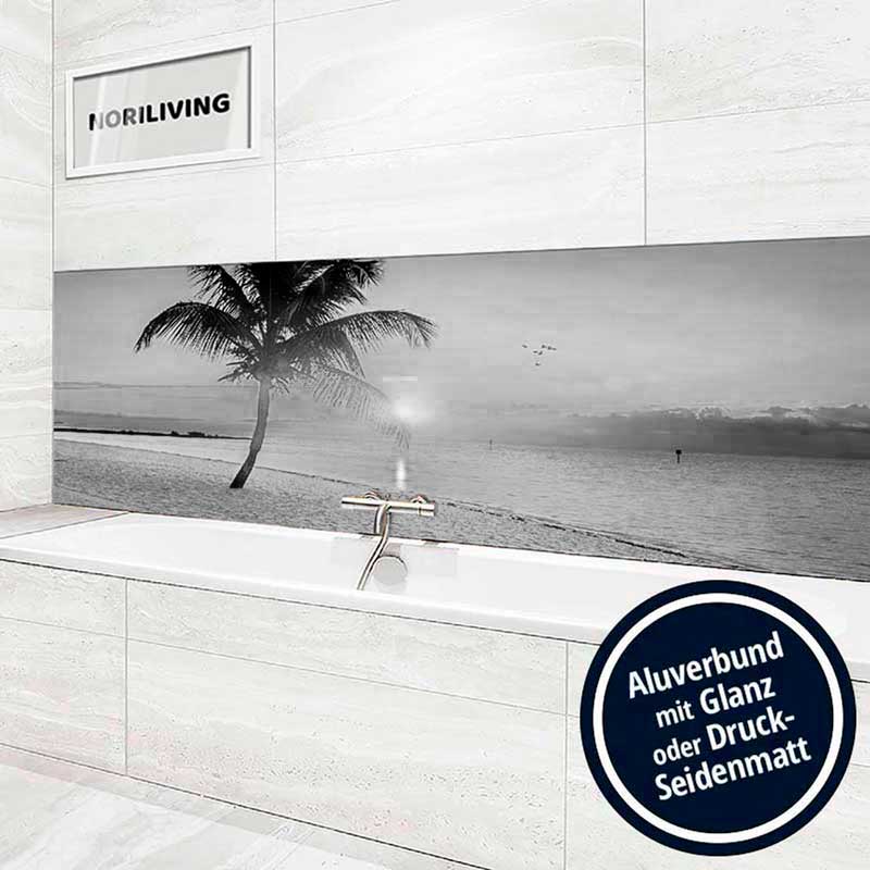 Badezimmer mit stilvollem Palmenmotiv auf Aluverbund in Glanz oder Druck-Seidenmatt hinter der Badewanne