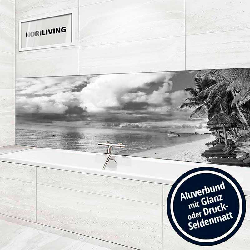 Schwarz-Weiß-Fototapete mit Strandmotiv hinter einer Badewanne im modernen Badezimmer