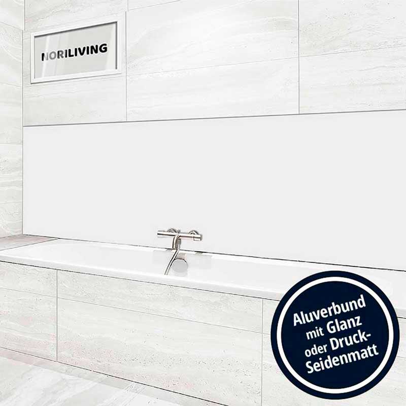 Badewanne mit Aluverbundverkleidung, wahlweise in Glanz oder Druck-Seidenmatt finish. Wandfliesen in hellem Design.