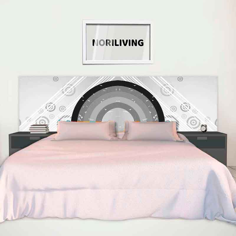 Geräumiges Bett mit elegantem Kopfteil und dekorativem Schwarz-Weiß-Wandbild im Schlafzimmer