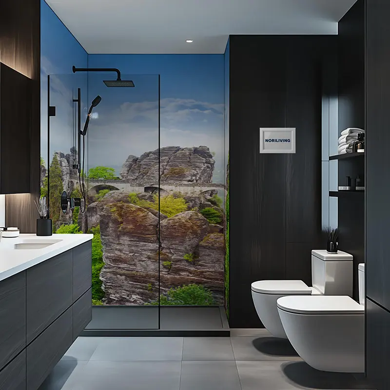 Elegantes Badezimmer mit Glasdusche und Felswandbild