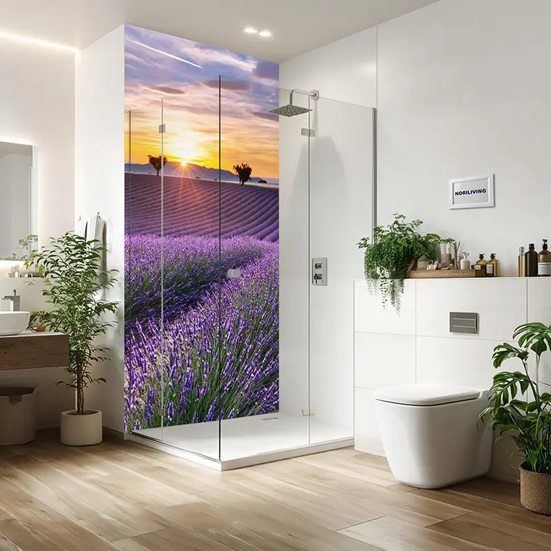 Badezimmer mit Glasdusche und Lavendel-Wandbild