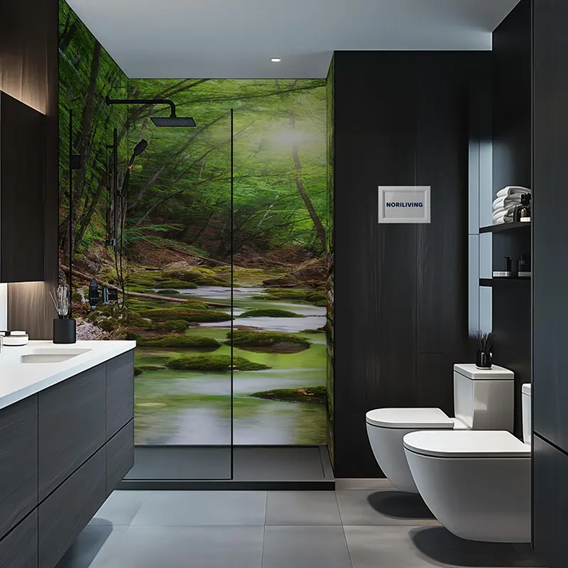 Modernes Bad mit Glasdusche und Waldmotiv