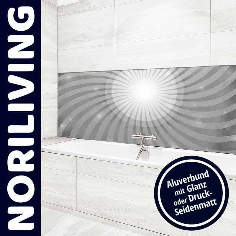 Modernes Badezimmer mit glänzender Aluverbundverkleidung, spiralförmiges Design hinter Wasserhahn