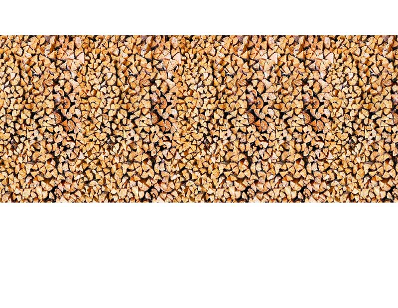 Nahaufnahme eines großen Stapels von Brennholz bestehend aus Holzscheiten