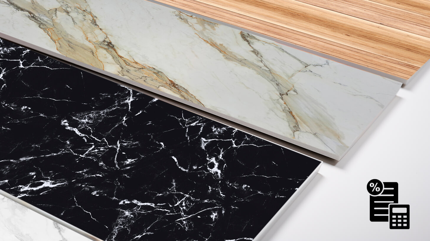 Nahaufnahme von drei Mustern: weißer Marmor, schwarzer Marmor, helles Holz mit einem Icon zur Preisberechnung.