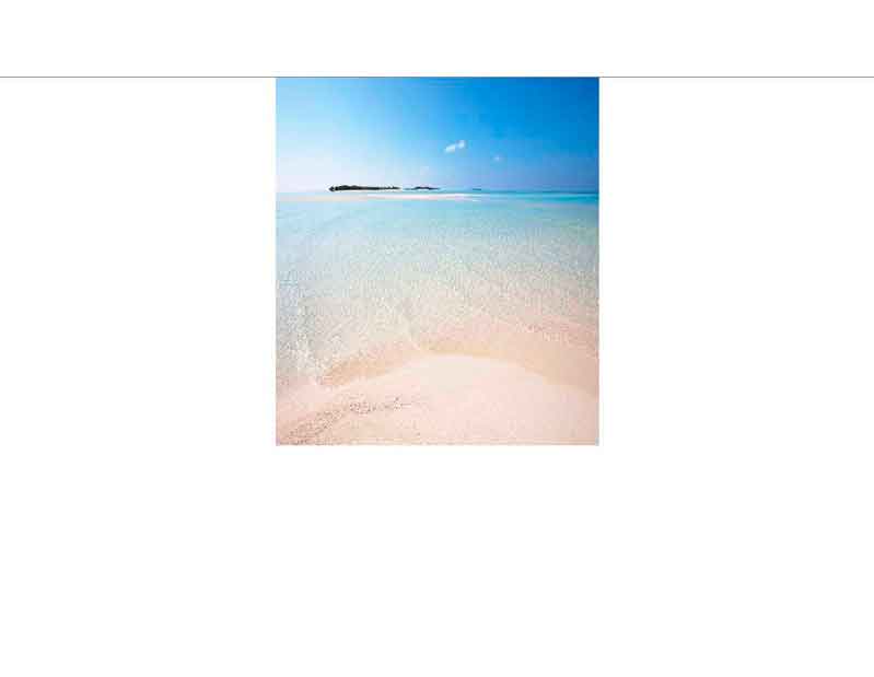 Idyllischer Strand mit klarem blauem Wasser Ein strahlend blauer Himmel über einem ruhigen Sandstrand mit kristallklarem, seichtem Wasser. Im Hintergrund ist eine kleine Insel zu sehen.