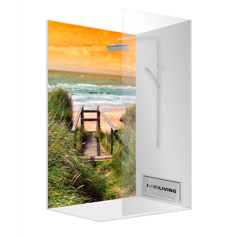 Duschtrennwand mit Strandmotiv und Dünenlandschaft Moderne Duschtrennwand mit großem Strandmotiv, das einen Holzsteg zu einem sonnigen Strand mit Dünen zeigt.