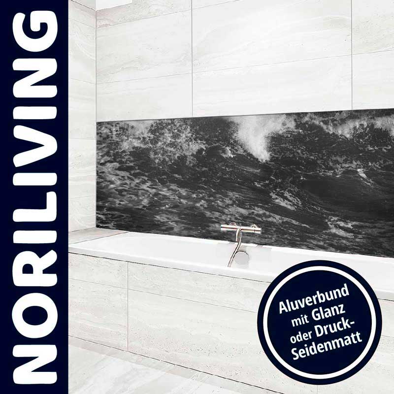 Badezimmer mit Aluverbund-Wandverkleidung in Meeresdesign und Badewanne