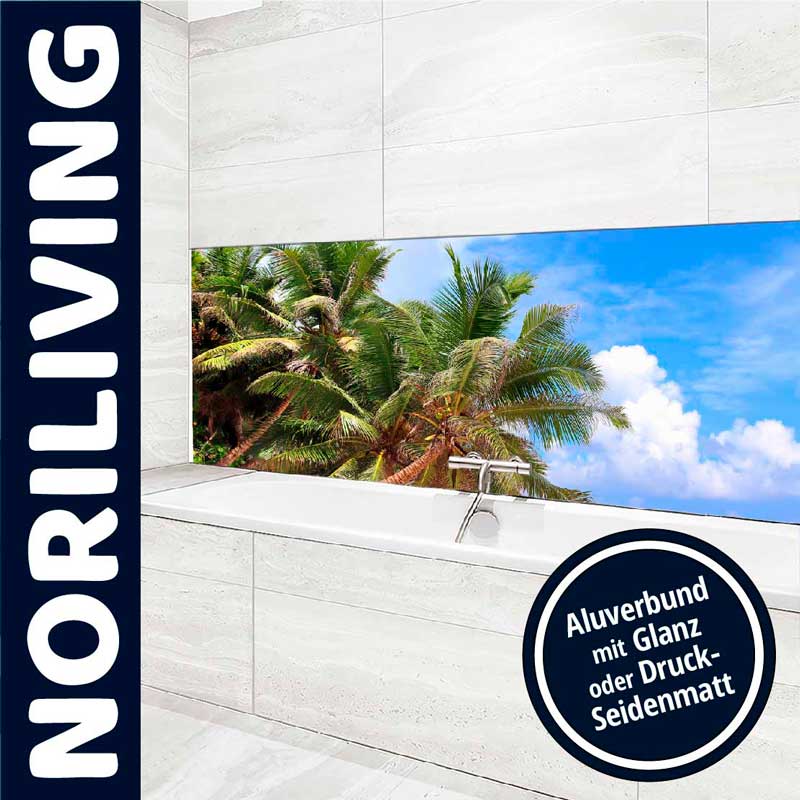 Badezimmer-Wanddekoration mit tropischem Motiv von NoriLiving Moderne Badezimmergestaltung mit tropischem Palmenmotiv auf Wandpaneel.