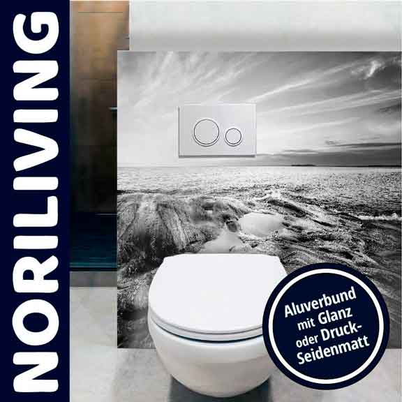 Luxuriöses Badezimmer mit modernem WC vor einer Fototapete mit Meereslandschaft und stilvollem Nori Living Logo.