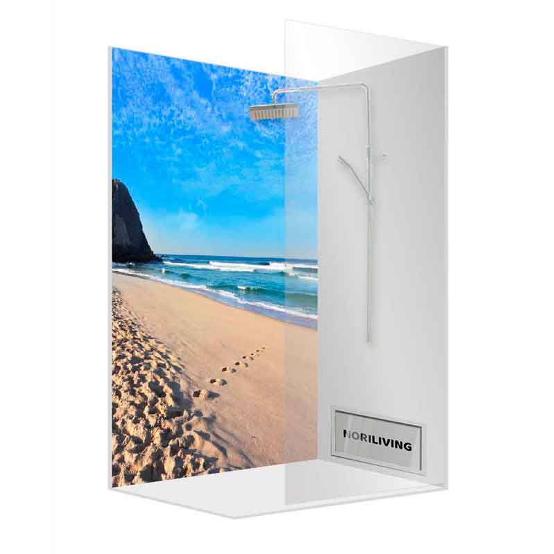 Duschwand mit Strandhintergrund und Regendusche im modernen Design
