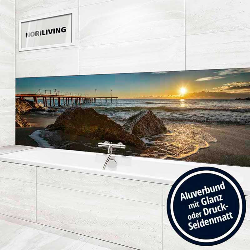 Badezimmer mit großflächigem Glasdruck eines Sonnenuntergangs am Meer hinter der Badewanne, Aluverbund mit Glanz oder Druck-Seidenmatt