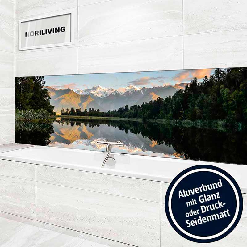 Badewanne mit Aluverbund-Wandbild einer Berglandschaft, erhältlich in Glanz oder Seidenmatt.