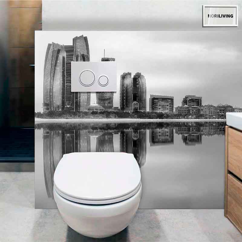 Badezimmer mit moderner Toilette und Stadt-Skyline als Wanddekoration