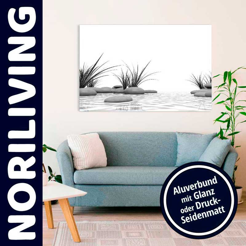 Ein elegantes Wohnzimmer mit einem blauen Sofa und einem Kunstwerk an der Wand, das Pflanzen und Steine in monochromen Farben zeigt. Eine Zimmerpflanze steht neben dem Sofa.