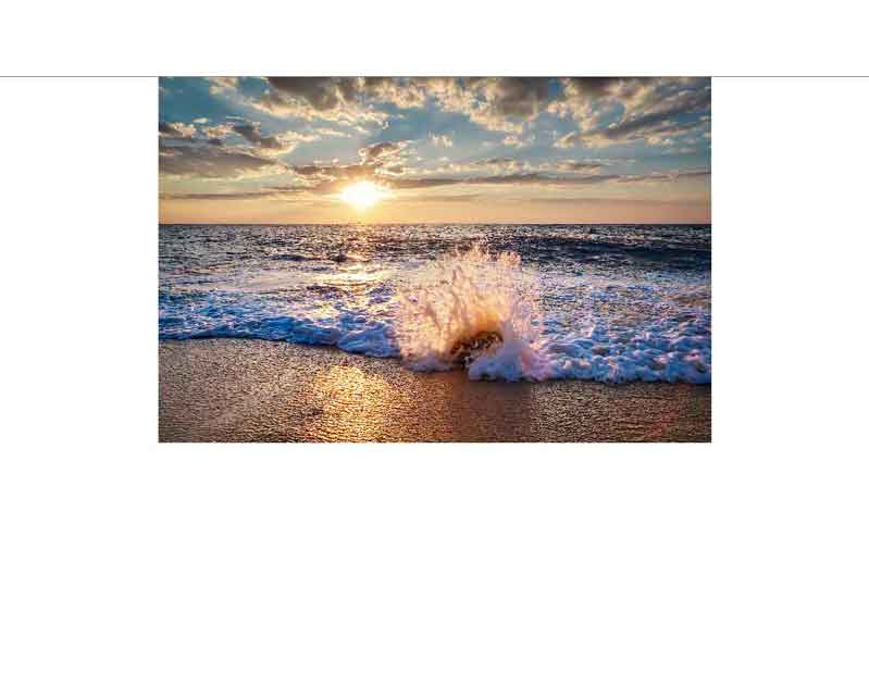 Sonnenuntergang am Meer mit Wellen, die auf den Strand treffen