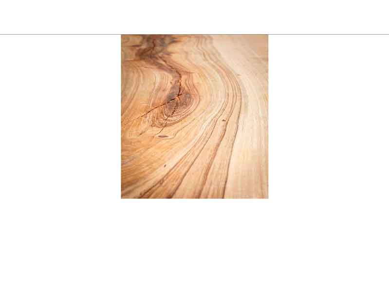 Nahaufnahme einer Holztextur mit natürlichen Maserungen Detailansicht von Holzoberfläche mit sichtbaren Maserungen und Farbvariationen