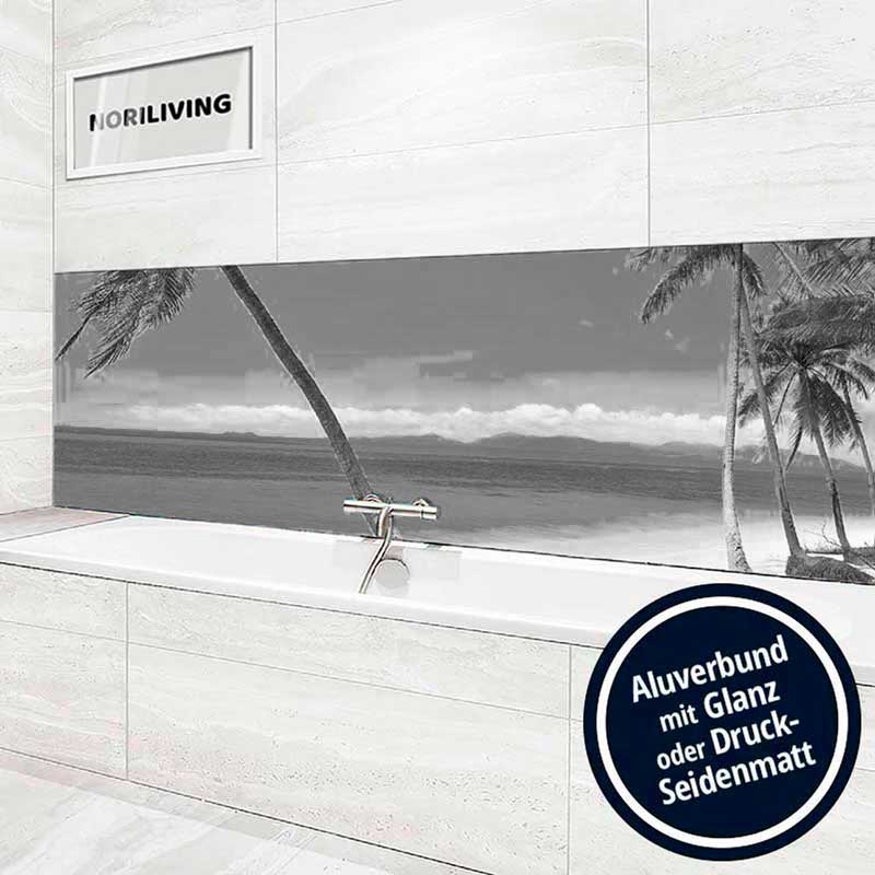 Moderne Badewanne mit Palmendruck auf Aluverbund-Rückwand