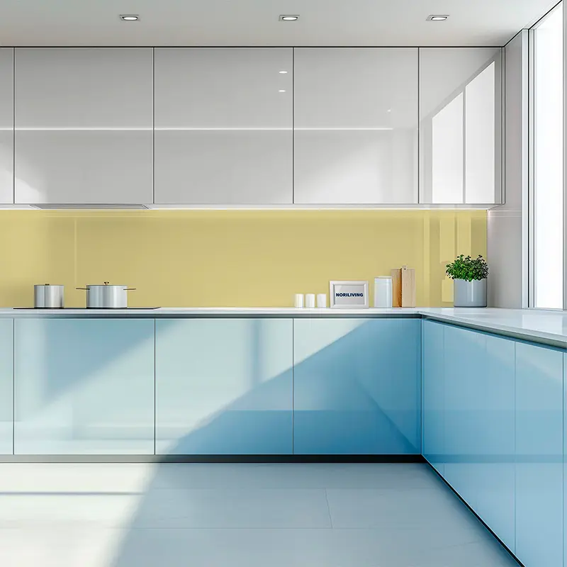 helle moderne Küche, gelber Spritzschutz, Pflanzen