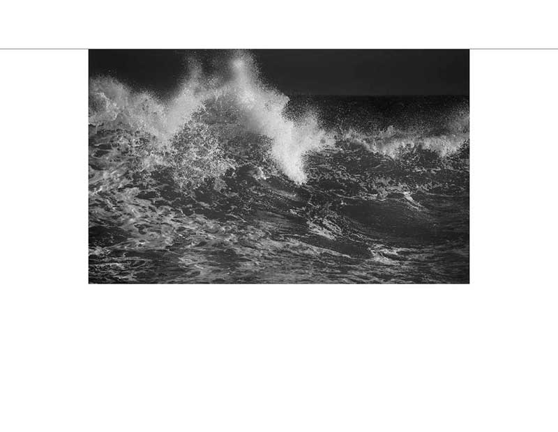 Dramatische Schwarz-weiß Aufnahme einer brechenden Welle auf dem Meer