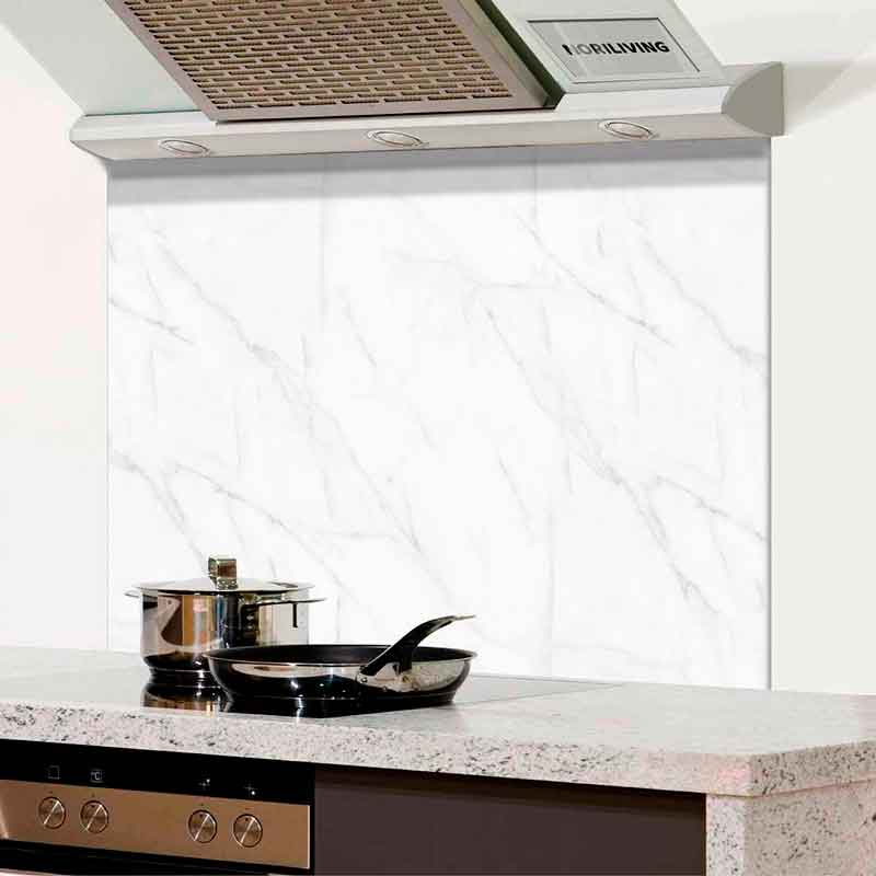 Helle Küchenzeile mit Dunstabzugshaube und Töpfen auf einer Granit-Arbeitsplatte