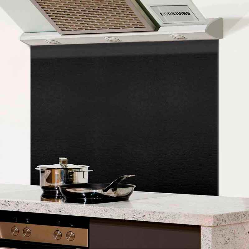 Küche mit Dunstabzugshaube, Topf und Pfanne auf Herd