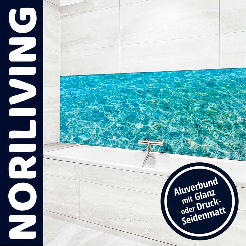 Helle Badezimmergestaltung mit Aluverbundpaneel in Meeresoptik über der Badewanne