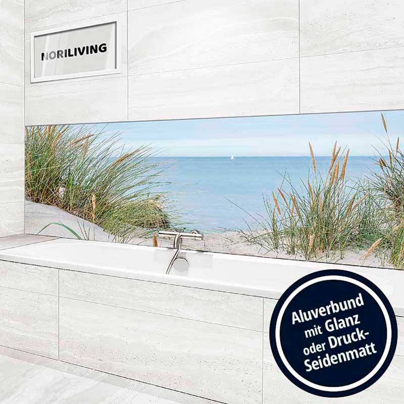 Helles Badezimmer mit Naturmotiv an der Wand und stilvoller Badewanne