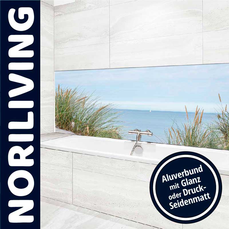 Modernes Badezimmerdesign mit Badewanne und Seeblick, ideal für Entspannung.