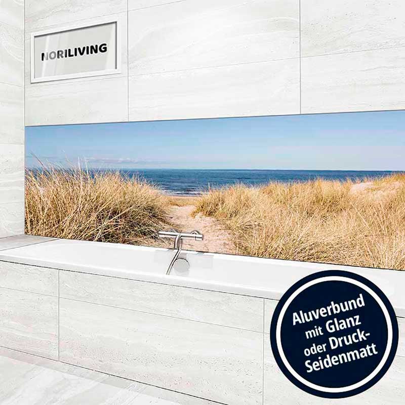 Badezimmer mit weißer Wanne, Meerblick-Fototapete und Aluverbundverkleidung in Glanz oder Druck-Seidenmatt
