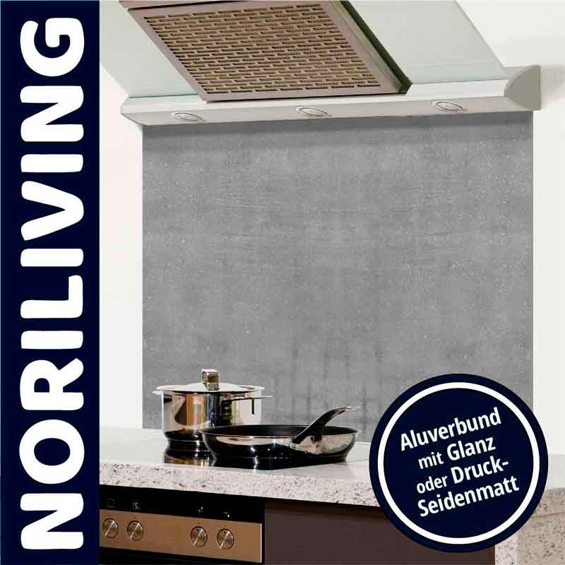 Moderner Küchenspritzschutz aus Aluminium-Verbund mit Glanz- oder Seidenmatt-Option über einem Herd mit Töpfen.