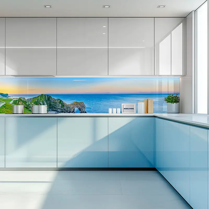 Helle Einbauküche mit Panorama-Glasrückwand Meerblick