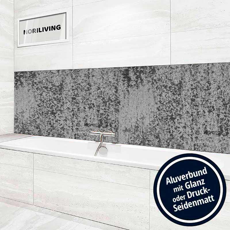 Geräumiges Badezimmer mit grauer Alu-Verbundplatte hinter der Badewanne und Aufschrift NORILIVING