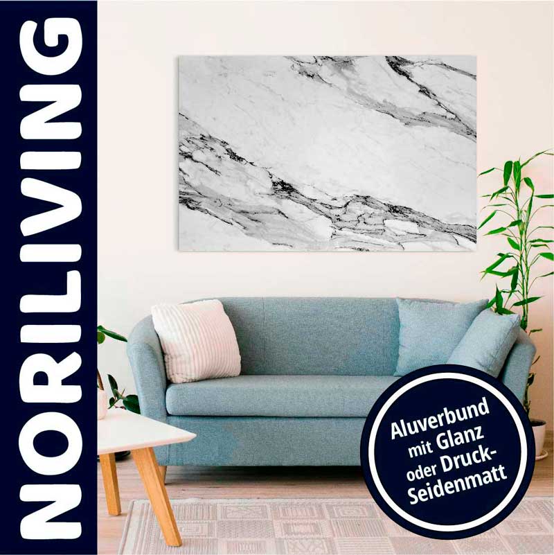 Ein stilvolles Wohnzimmer mit einem blauen Sofa, dekoriert mit Kissen, und einem eindrucksvollen Marmorbild an der Wand. Pflanze im Hintergrund.