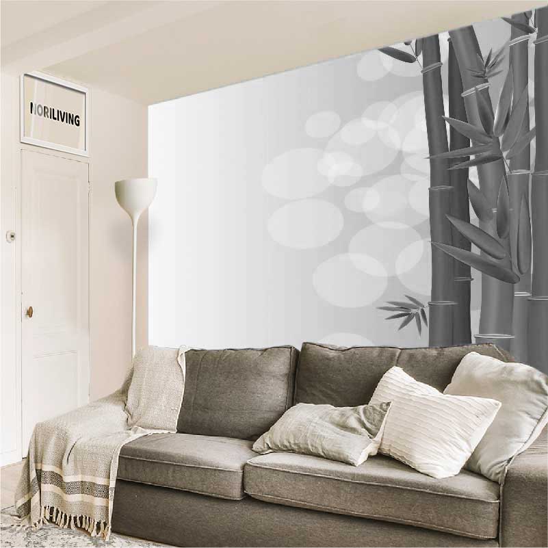 Minimalistisches Wohnzimmer mit grauem Sofa, dekorativen Kissen und einer stilvollen Bambus-Wanddekoration