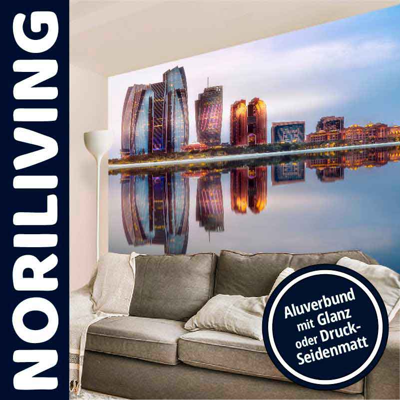 Wanddekoration im Wohnzimmer mit beeindruckendem Skyline-Motiv und Couch im Vordergrund