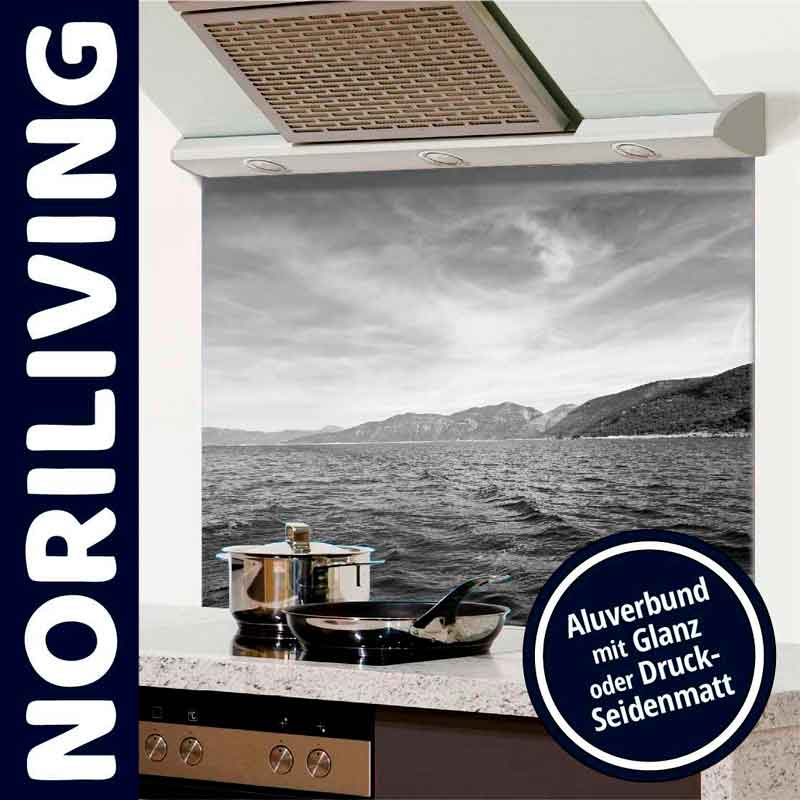 Moderne Küche mit Aluverbund-Rückwand, zeigt ein Meerespanorama, und stilvolle Dunstabzugshaube