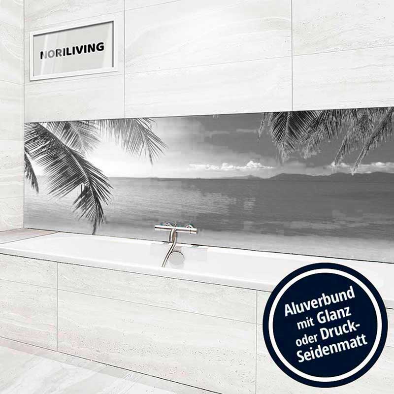 Badezimmer mit einem Foto einer tropischen Strandlandschaft als Wanddekoration über der Badewanne.