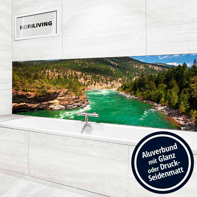 Badezimmer mit einer Fototapete einer Flusslandschaft auf Aluverbundplatte, die über der Badewanne angebracht ist, mit der Option in Glanz oder Druck-Seidenmatt.