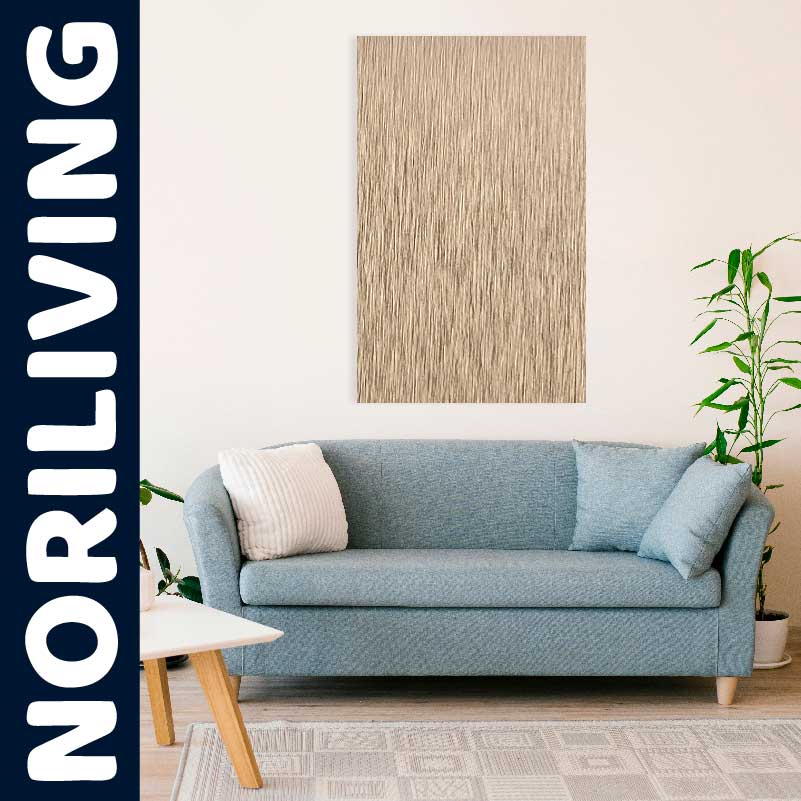 Ein stilvolles Wohnzimmer mit blauer Couch, Kissen und Pflanzen