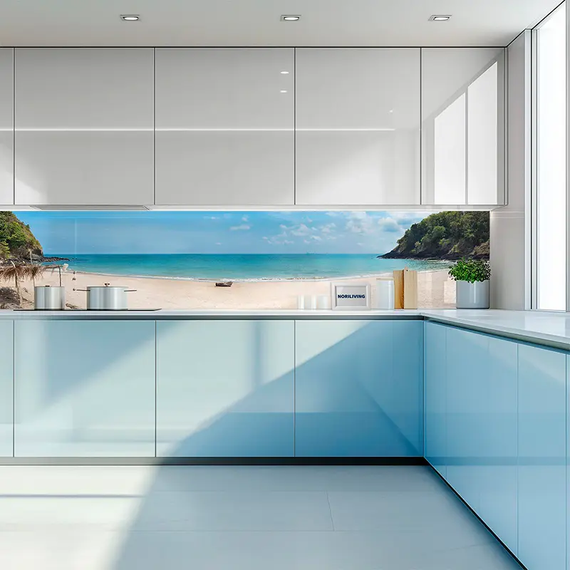 Helle Einbauküche mit Meerblick-Spritzschutz