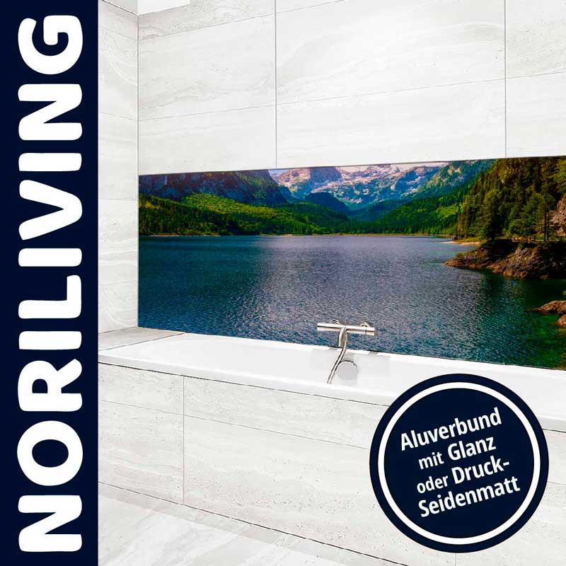 Moderne Badezimmergestaltung mit Landschaftsbild auf Aluverbundplatte Badezimmer mit einer Aluverbund-Wandverkleidung, die eine malerische Landschaft mit See und Bergen zeigt