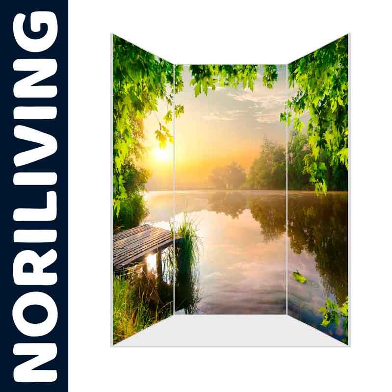 Raumteiler mit idyllischem Landschaftsmotiv, das einen Sonnenaufgang über einem stillen See mit grünen Bäumen zeigt