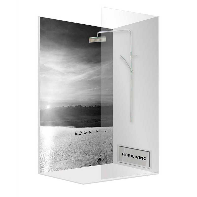 Duschkabine mit Glaswänden, dekoriert mit einem schwarz-weißen Landschaftsbild und moderner Armatur.